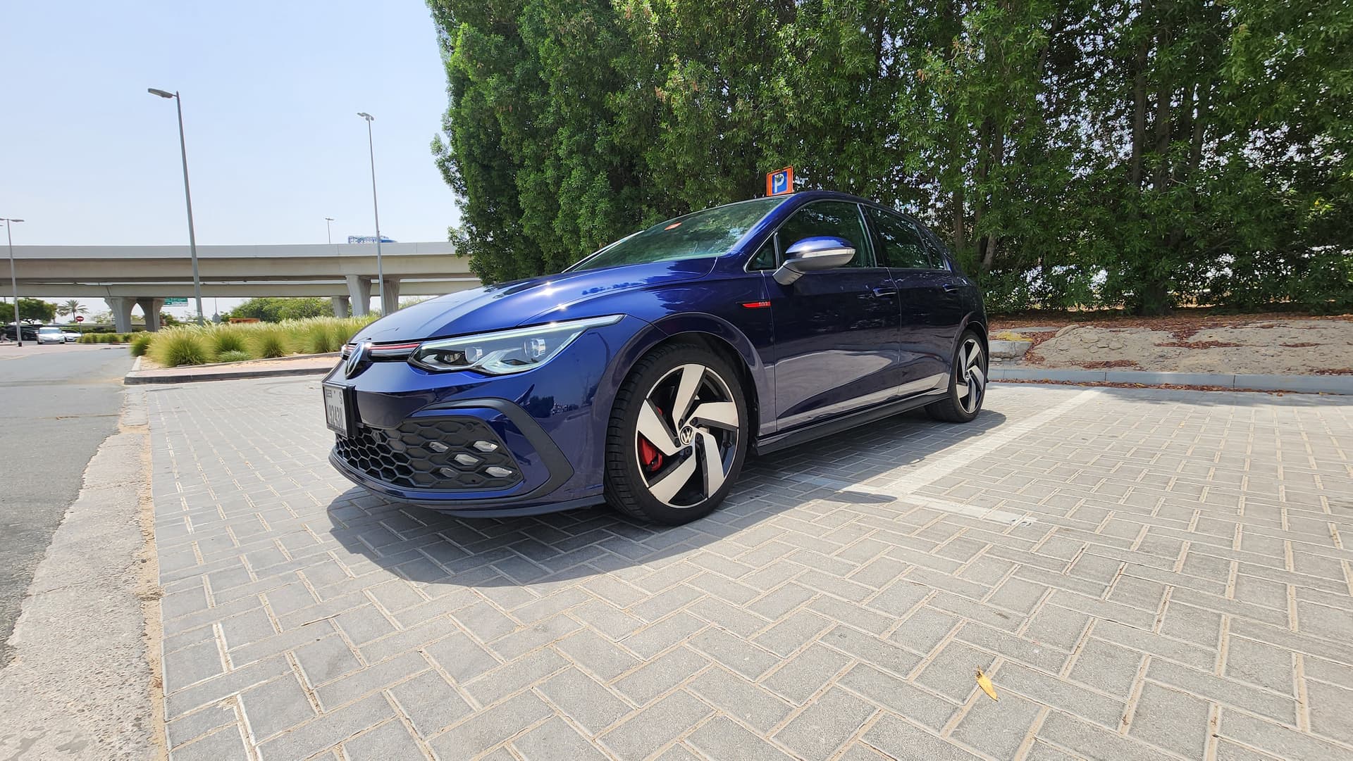 Location VOLKSWAGEN GOLF GTI 2024 Dubai - Vue principale
