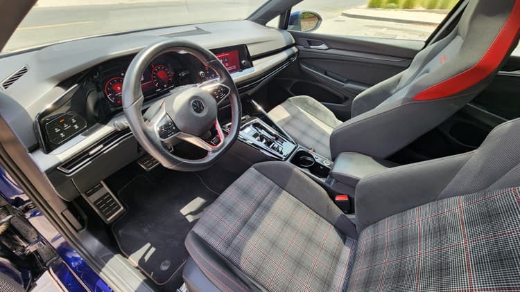 Location VOLKSWAGEN GOLF GTI 2024 Dubai - Vue 3