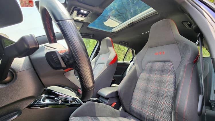 Location VOLKSWAGEN GOLF GTI 2024 Dubai - Vue 4
