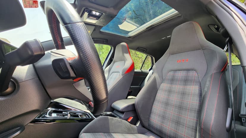 Location VOLKSWAGEN GOLF GTI 2024 Dubai - Vue 4