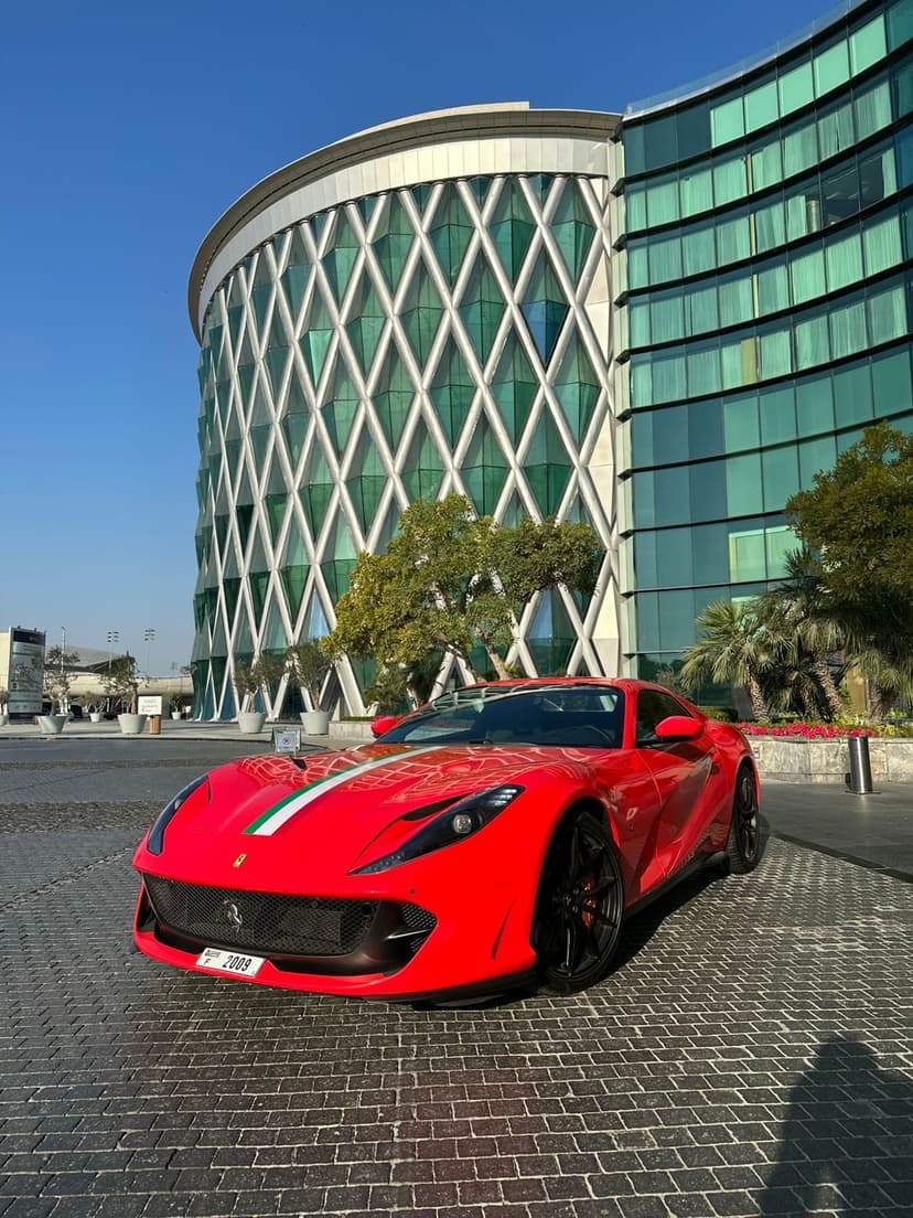 Alquiler Ferrari 812 GTS 2024 Dubái - Vista 2