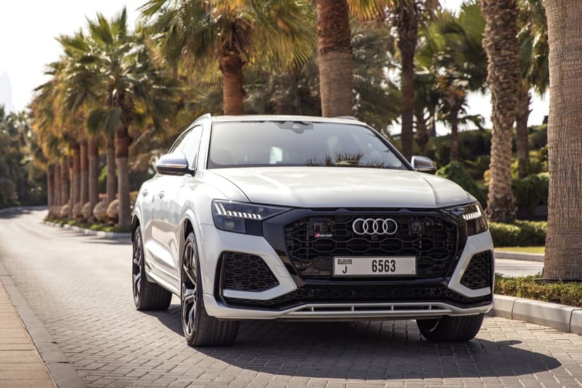 Location Audi RSQ8 2021 Dubaï - Vue 3