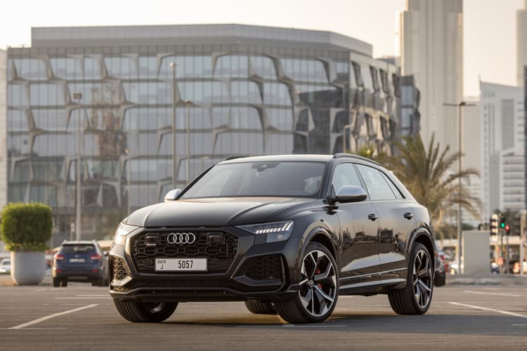 Location Audi RSQ8 2022 Dubaï - Vue 3