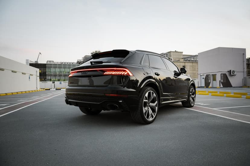 Audi RSQ8 Black 2023 huren Dubai - Weergave 2