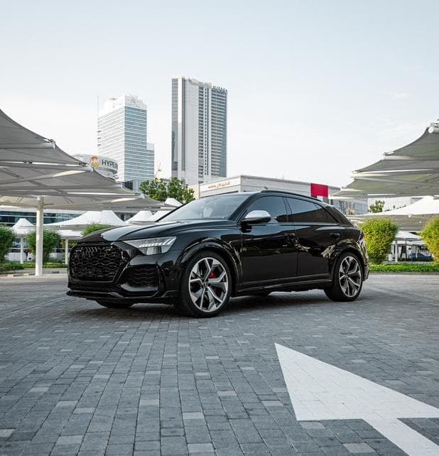 Audi RSQ8 Black 2023 huren Dubai - Hoofdweergave