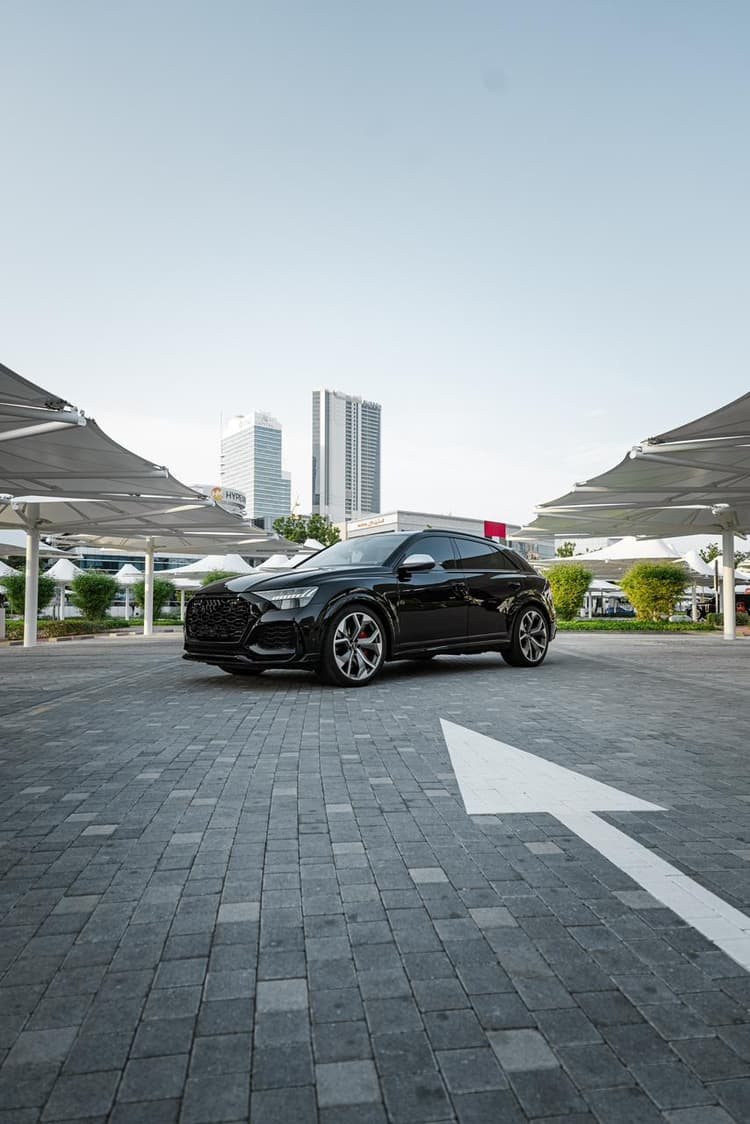 Audi RSQ8 Black 2023 huren Dubai - Weergave 3