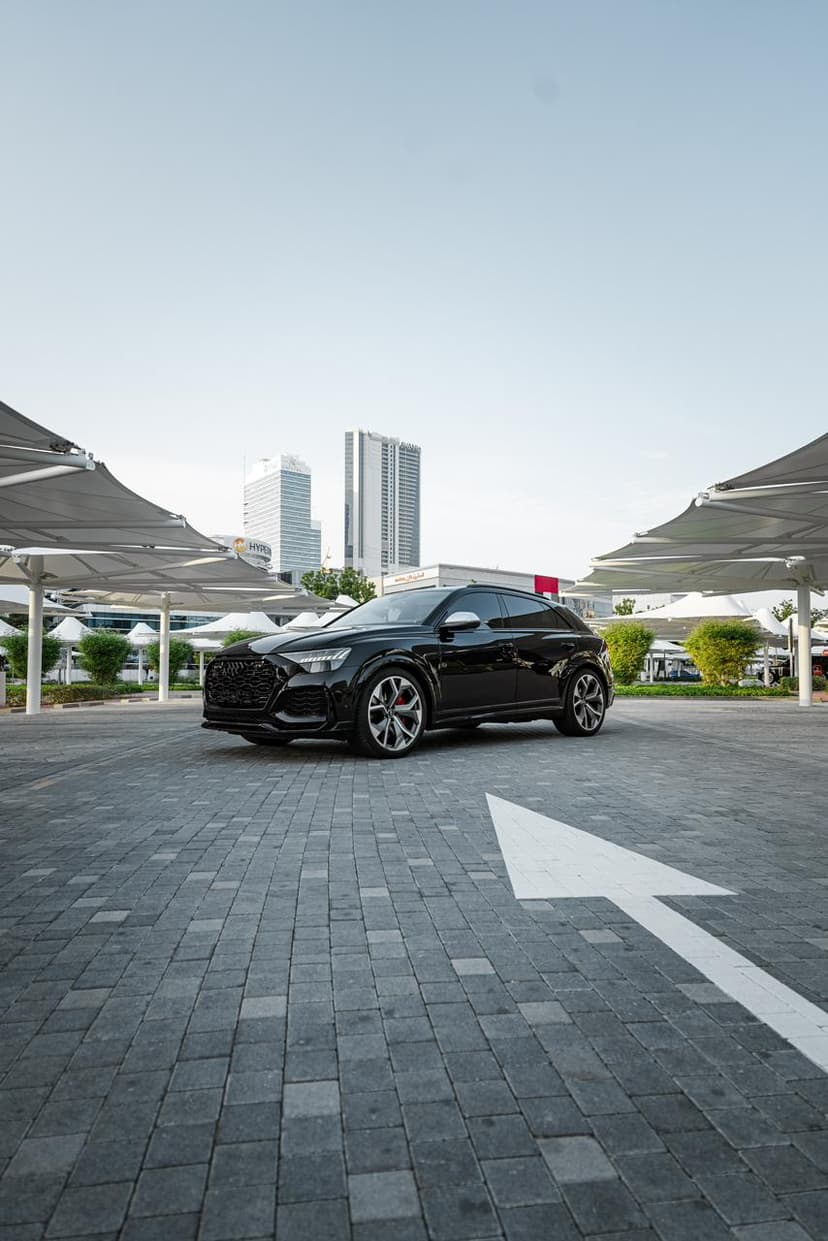Audi RSQ8 Black 2023 huren Dubai - Weergave 3
