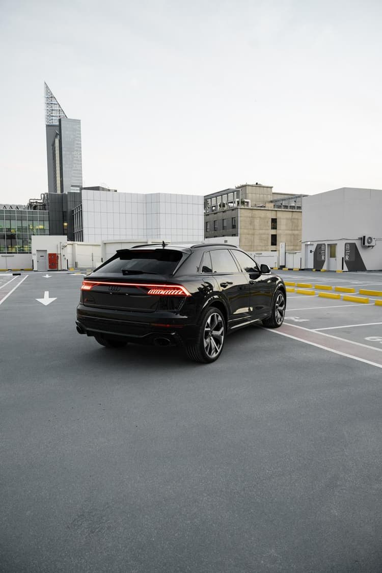 Audi RSQ8 Black 2023 huren Dubai - Weergave 4