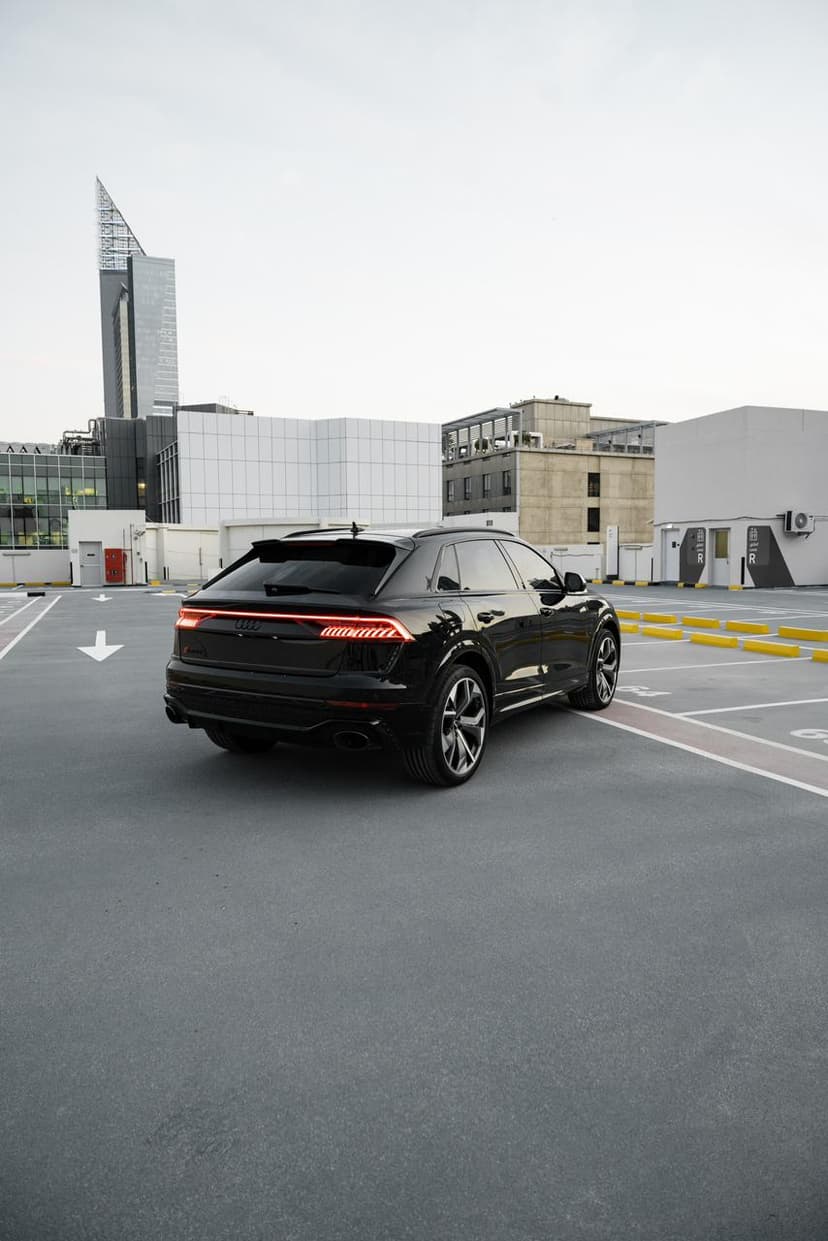 Audi RSQ8 Black 2023 huren Dubai - Weergave 4