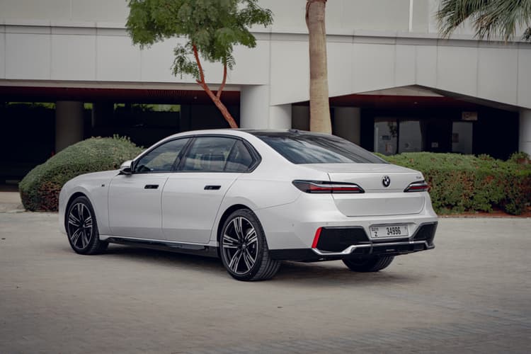 Alquiler BMW 740i 2023 Dubái - Vista 3