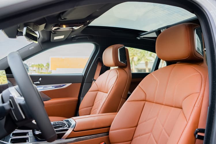 Alquiler BMW 740i 2023 Dubái - Vista 5