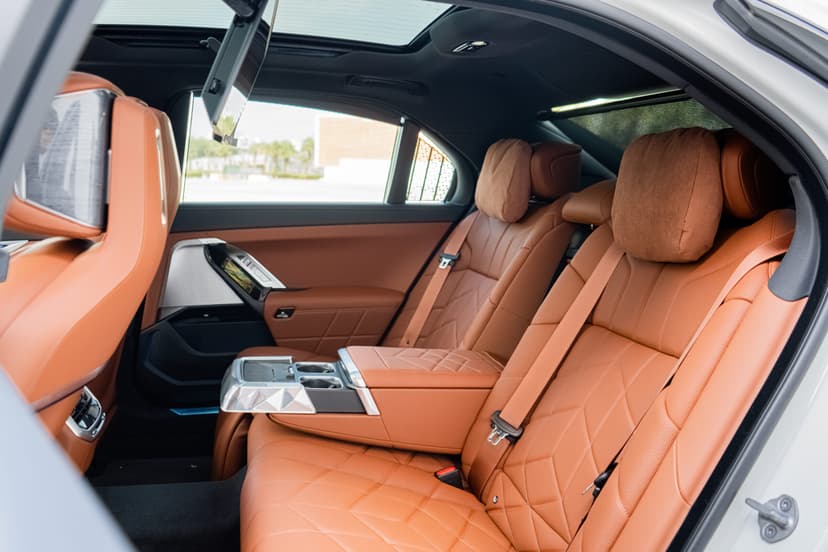 Alquiler BMW 740i 2023 Dubái - Vista 7