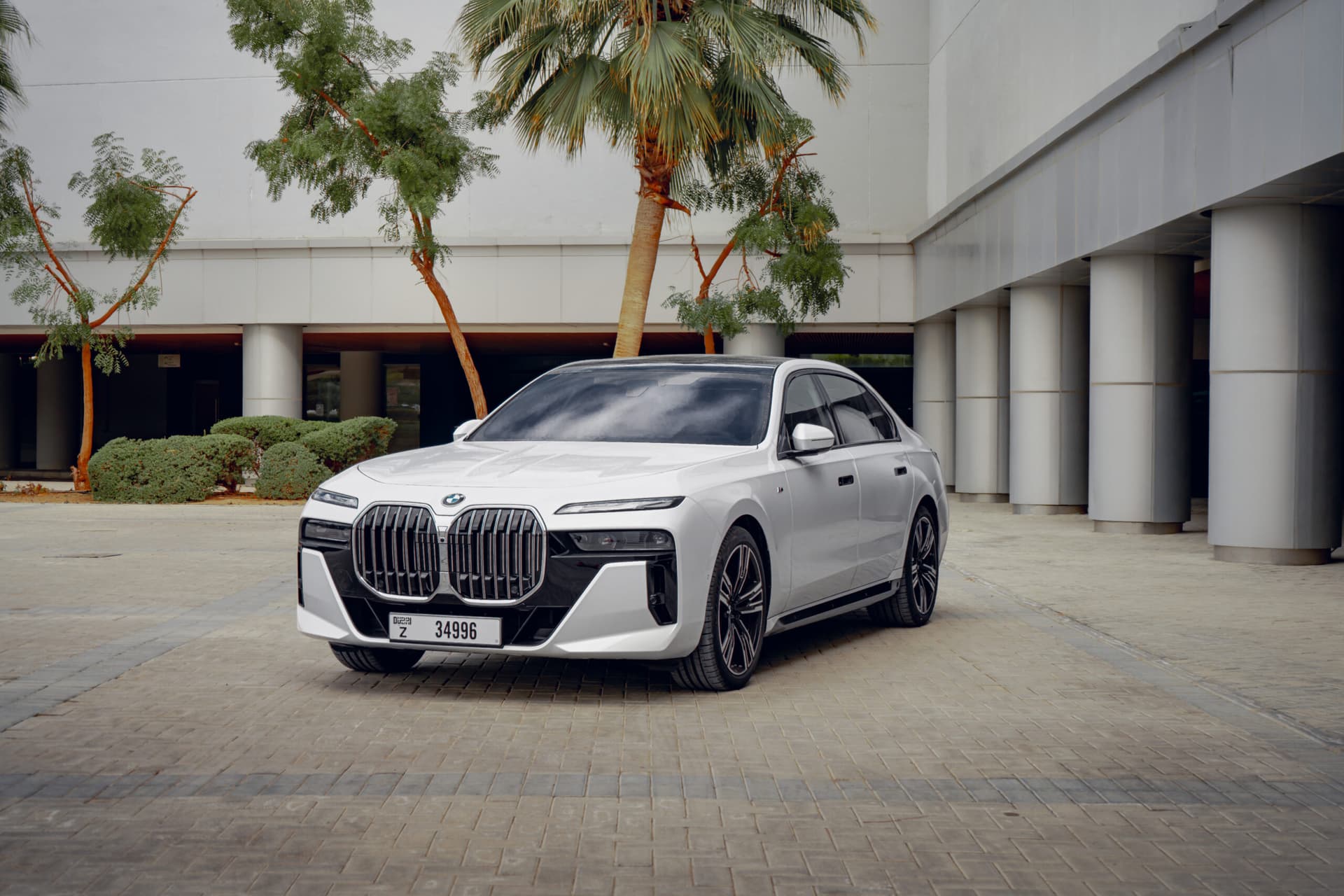 Alquiler BMW 740i 2023 Dubái - Vista principal
