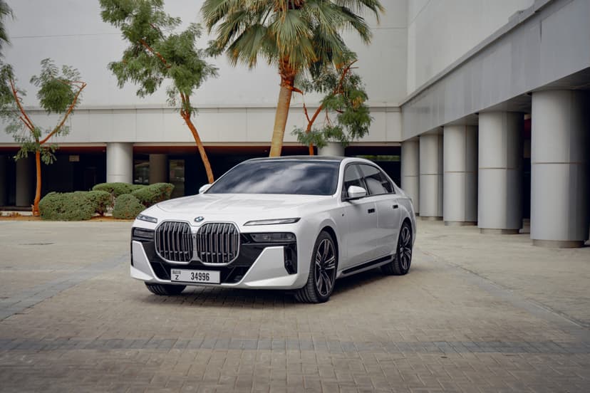 Alquiler BMW 740i 2023 Dubái - Vista principal