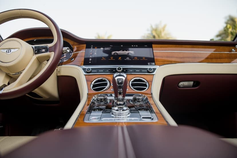 Location Bentley GTC Continental 2022 Dubai - Vue 3