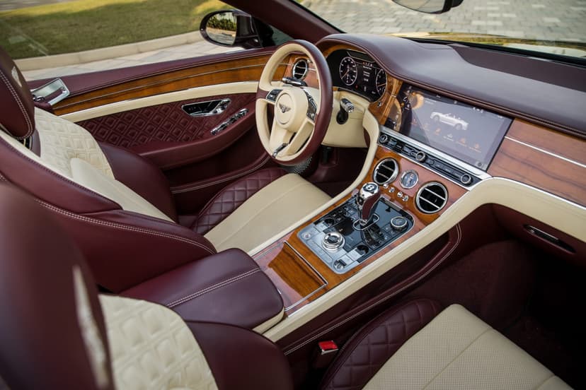 Location Bentley GTC Continental 2022 Dubai - Vue 7