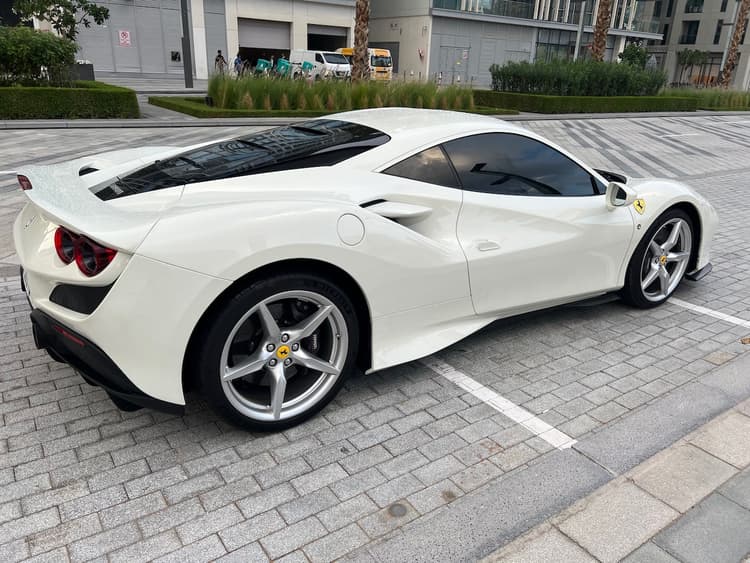 Location Ferrari F8 Tributo 2022 Dubaï - Vue 2