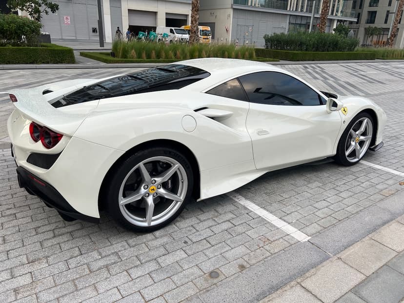 Location Ferrari F8 Tributo 2022 Dubaï - Vue 2