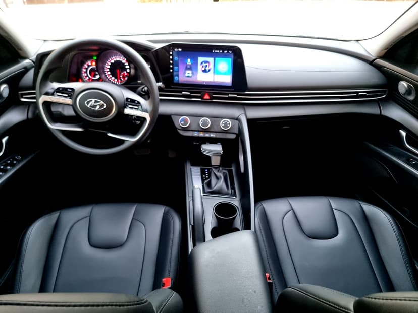 Location Hyundai Elantra 2022 Dubaï - Vue 3