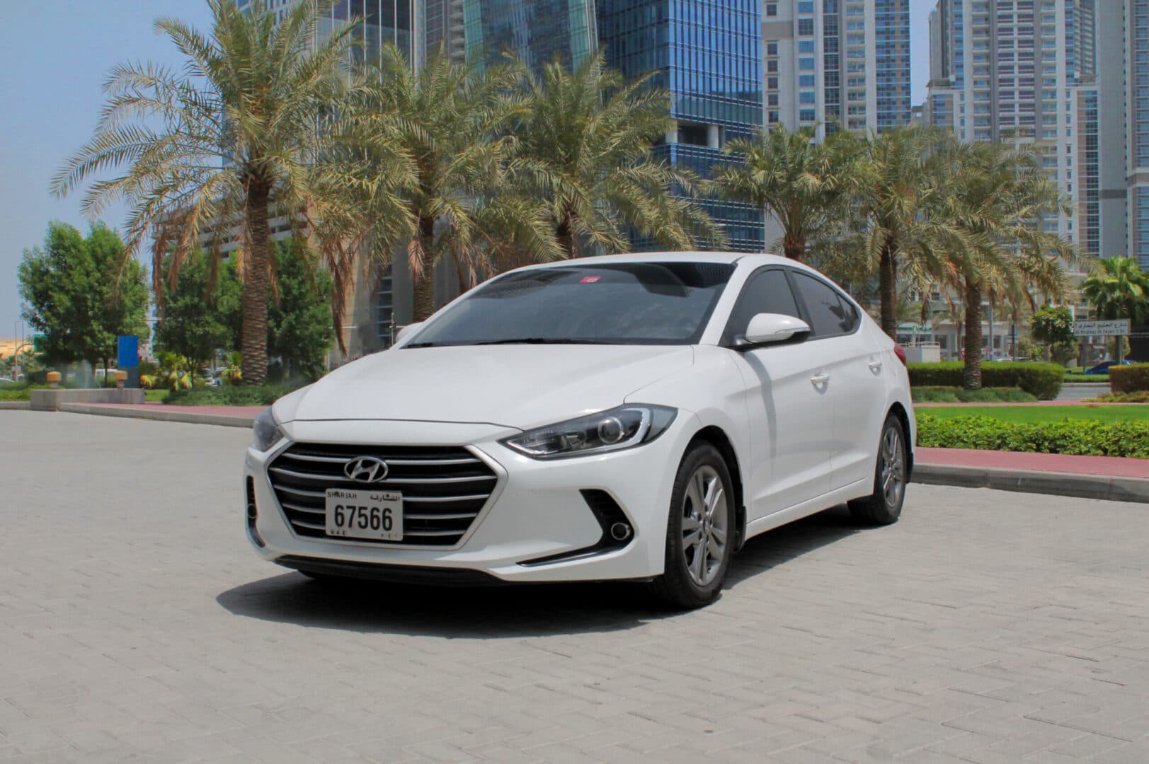 تأجير Hyundai Elantra 2022 في دبي - المنظر الأمامي