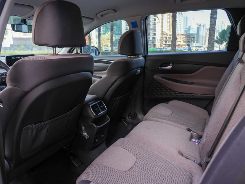 Hyundai Santa Fe 2023 mieten in Dubai - Ansicht 7
