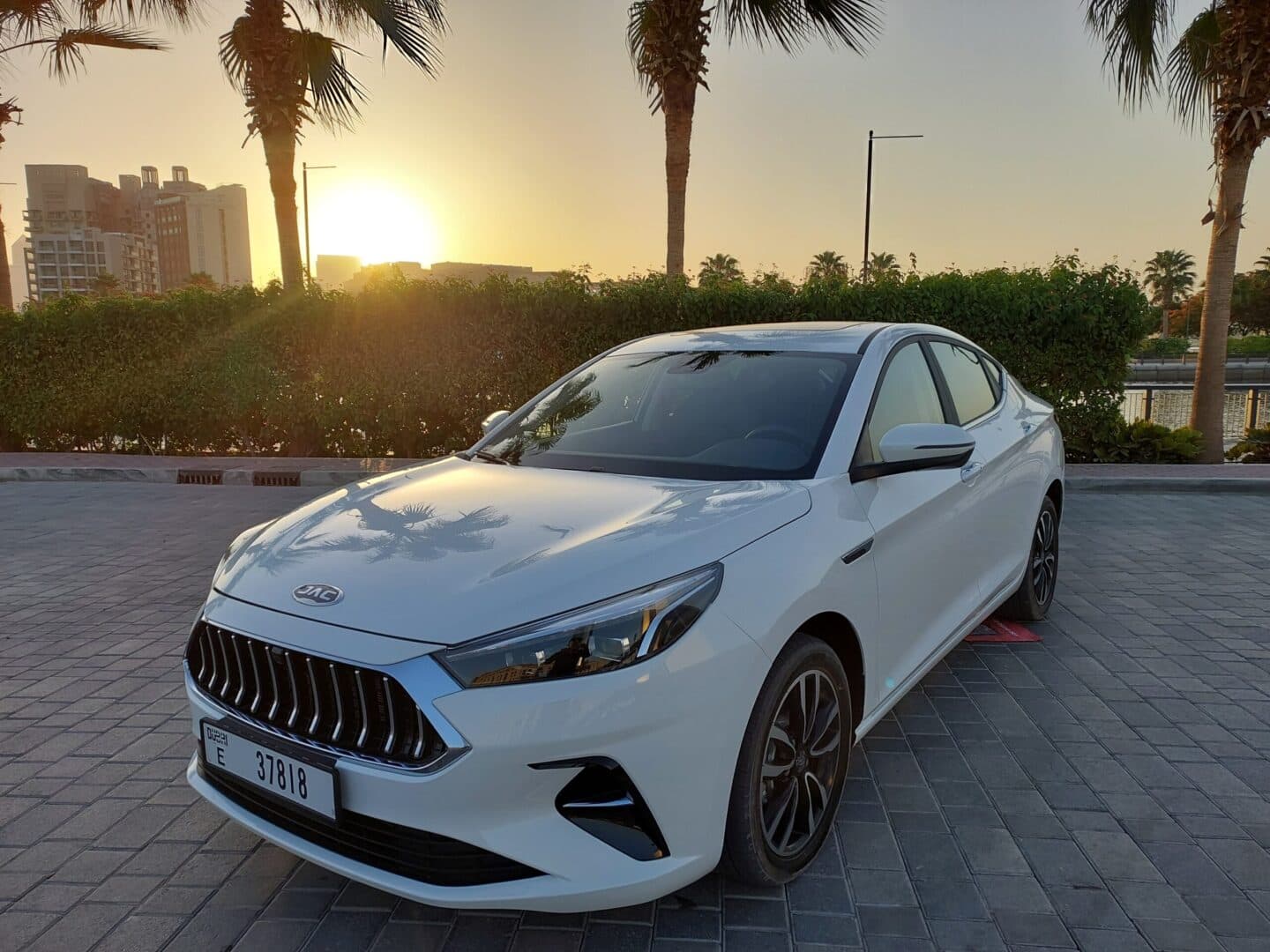 تأجير JAC J7 2023 في دبي - المنظر الأمامي