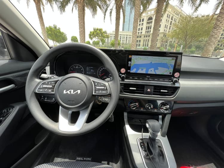 KIA Seltos 2023 mieten in Dubai - Ansicht 3
