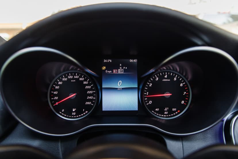 Mercedes C300 2021 huren Dubai - Weergave 9