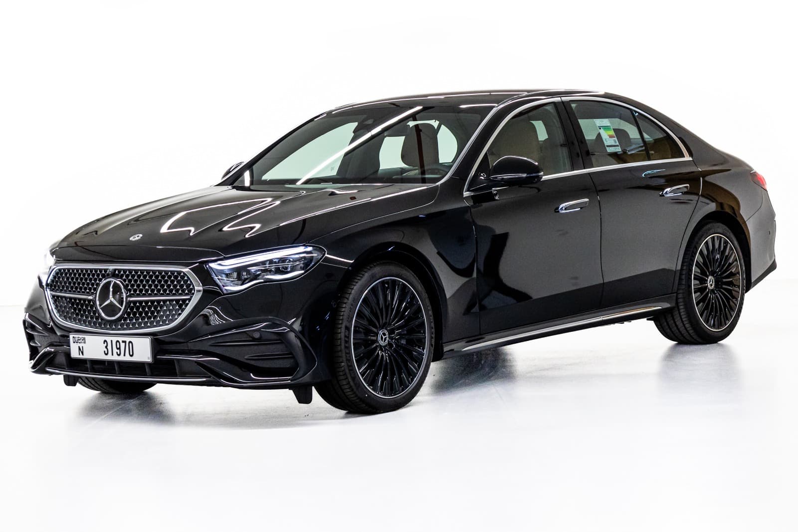تأجير Mercedes-Benz E-300 2024 في دبي - الصورة الرئيسية