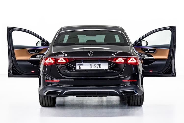 تأجير Mercedes-Benz E-300 2024 في دبي - صورة 5