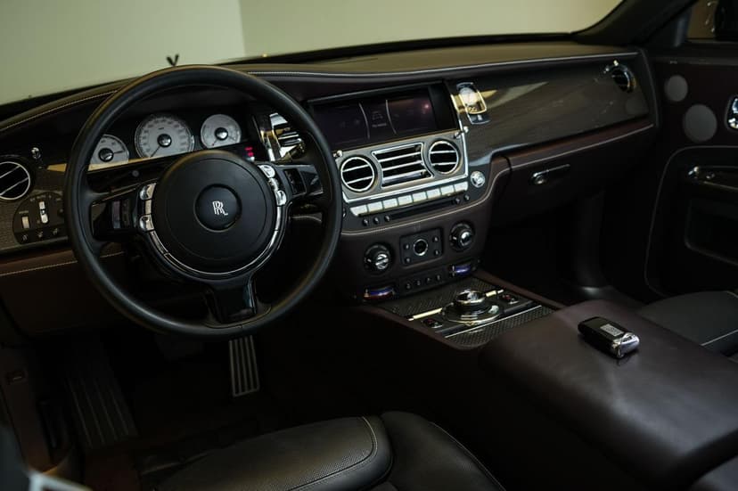 ROLLS-ROYCE Ghost Black 2022 mieten in Dubai - Ansicht 3
