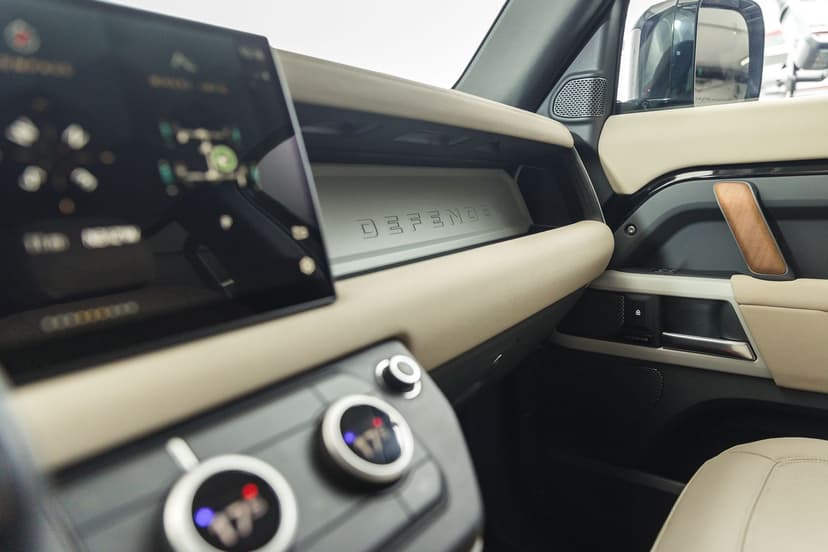 Range Rover Defender 2023 huren Dubai - Weergave 2