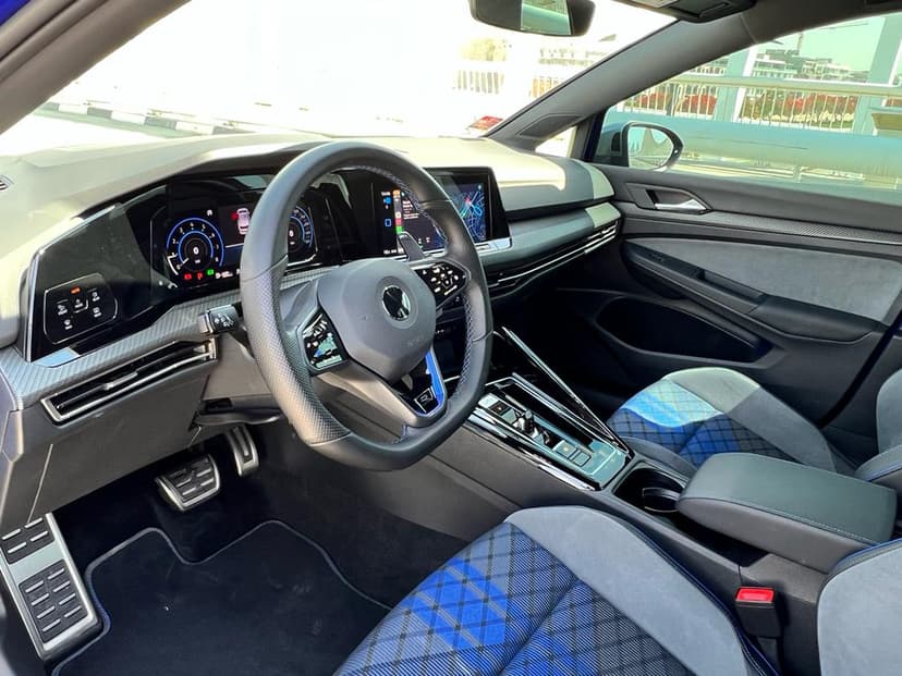 Alquiler VOLKSWAGEN GOLF R 2022 Dubái - Vista 3