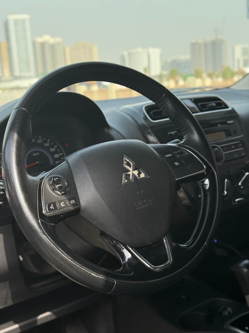 Alquiler MITSUBISHI ATTRAGE 2022 Dubái - Vista 8
