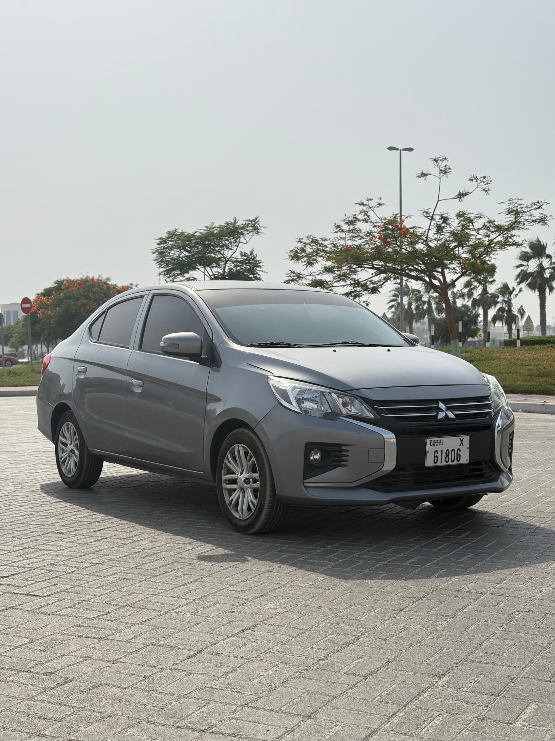 Alquiler MITSUBISHI ATTRAGE 2022 Dubái - Vista principal