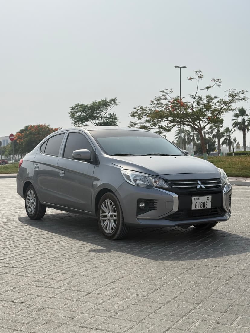 Alquiler MITSUBISHI ATTRAGE 2022 Dubái - Vista principal