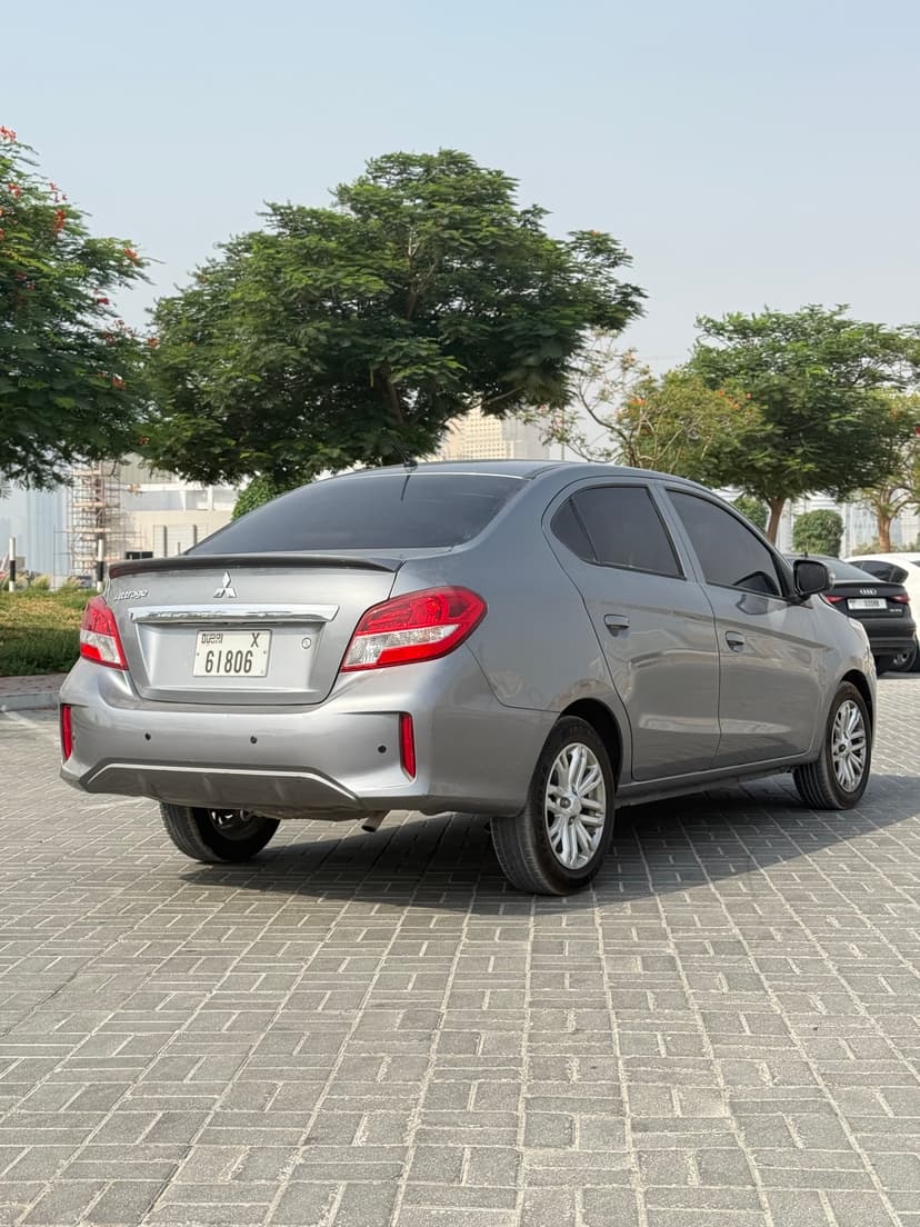 Alquiler MITSUBISHI ATTRAGE 2022 Dubái - Vista 3