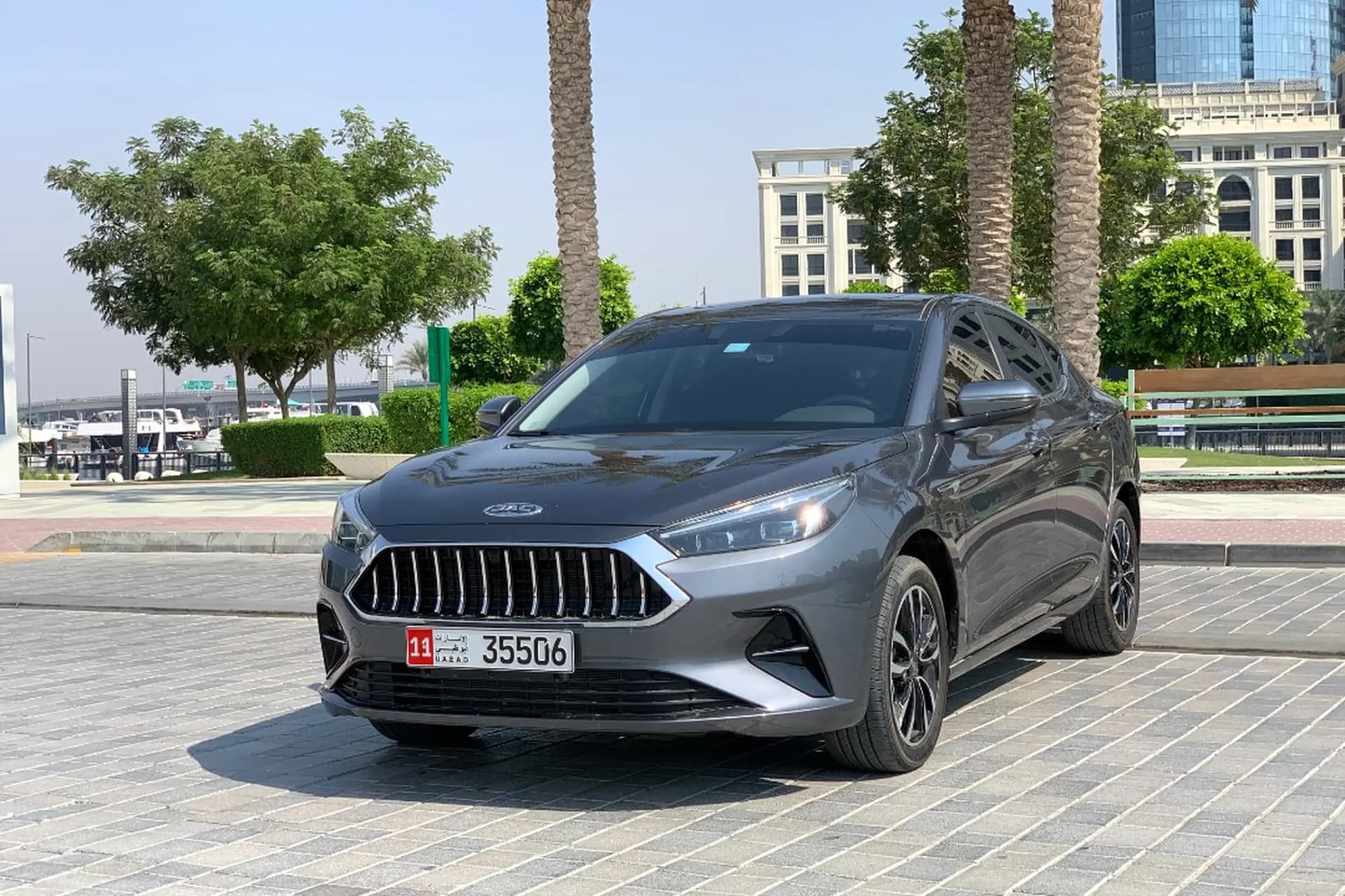 تأجير JAC J7 2026 في دبي - المنظر الأمامي
