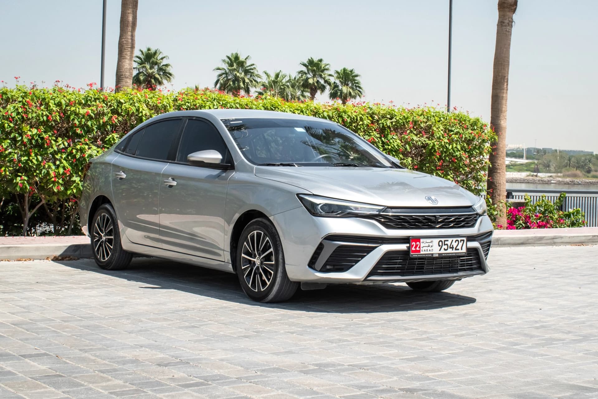تأجير MG MG5 2025 في دبي - المنظر الأمامي