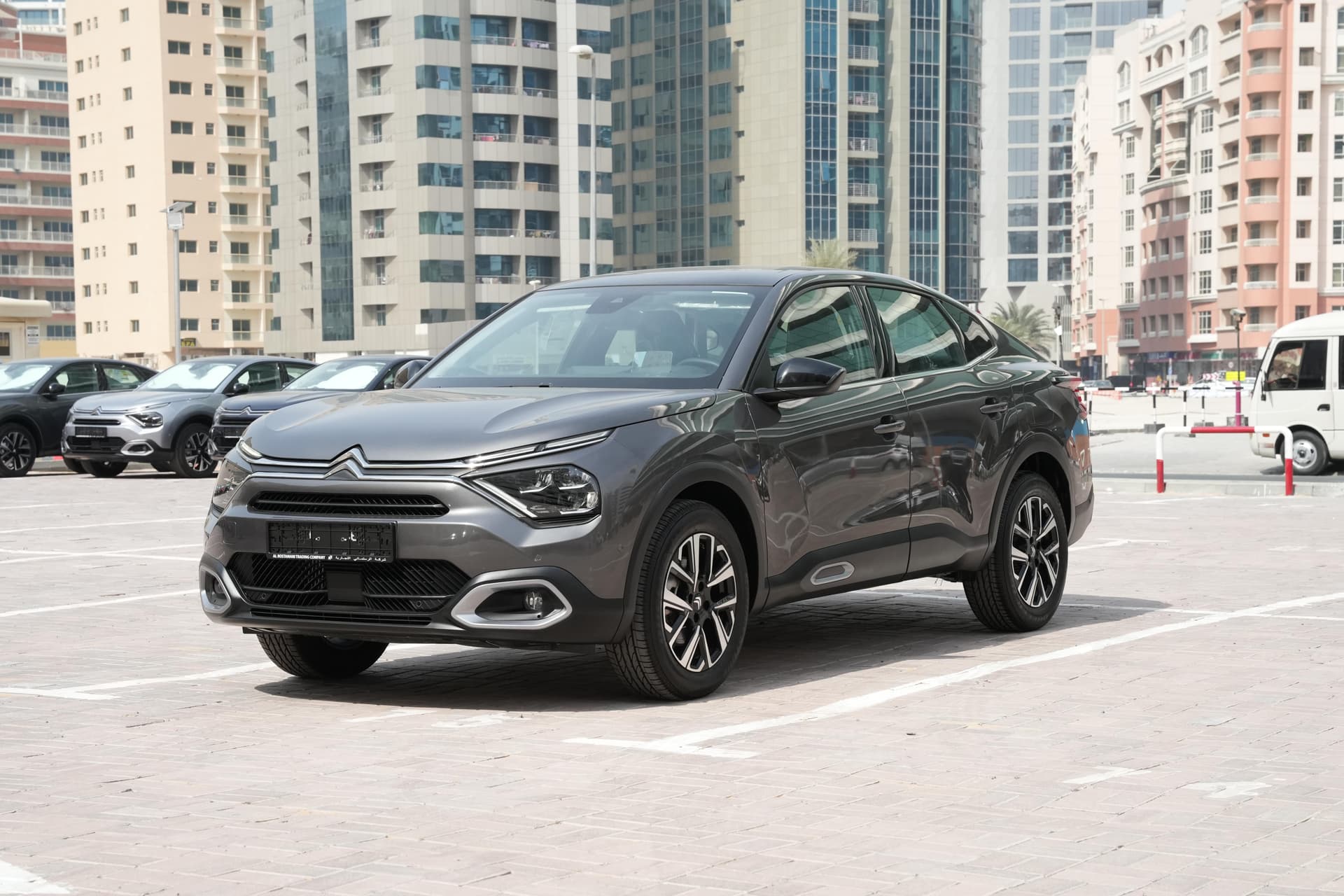 تأجير Citroen C4 X 2025 في دبي - المنظر الأمامي
