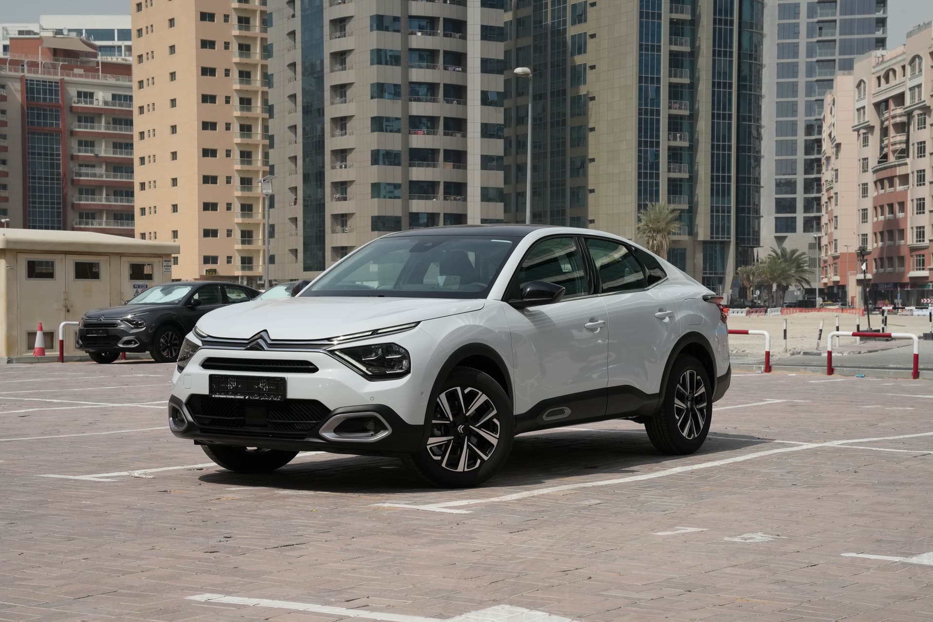 تأجير Citroen C4 X 2025 في دبي - المنظر الأمامي