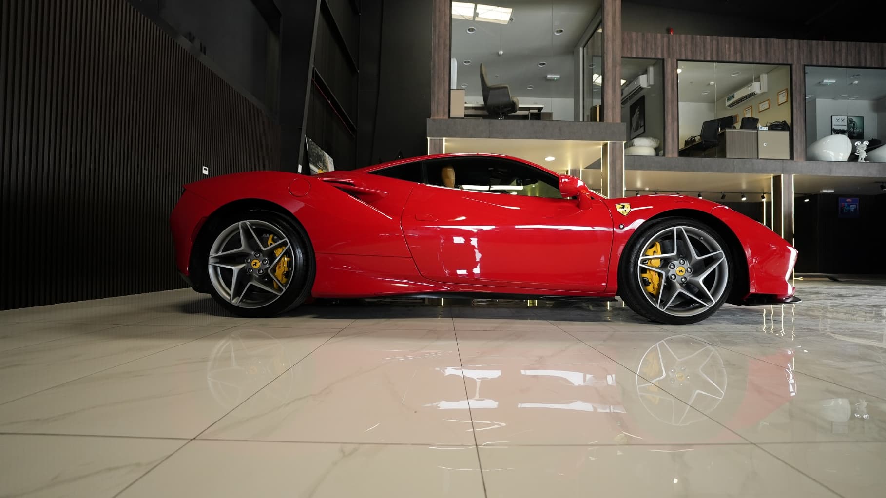 تأجير Ferrari F8 Tributo 2022 في دبي - صورة تفصيلية
