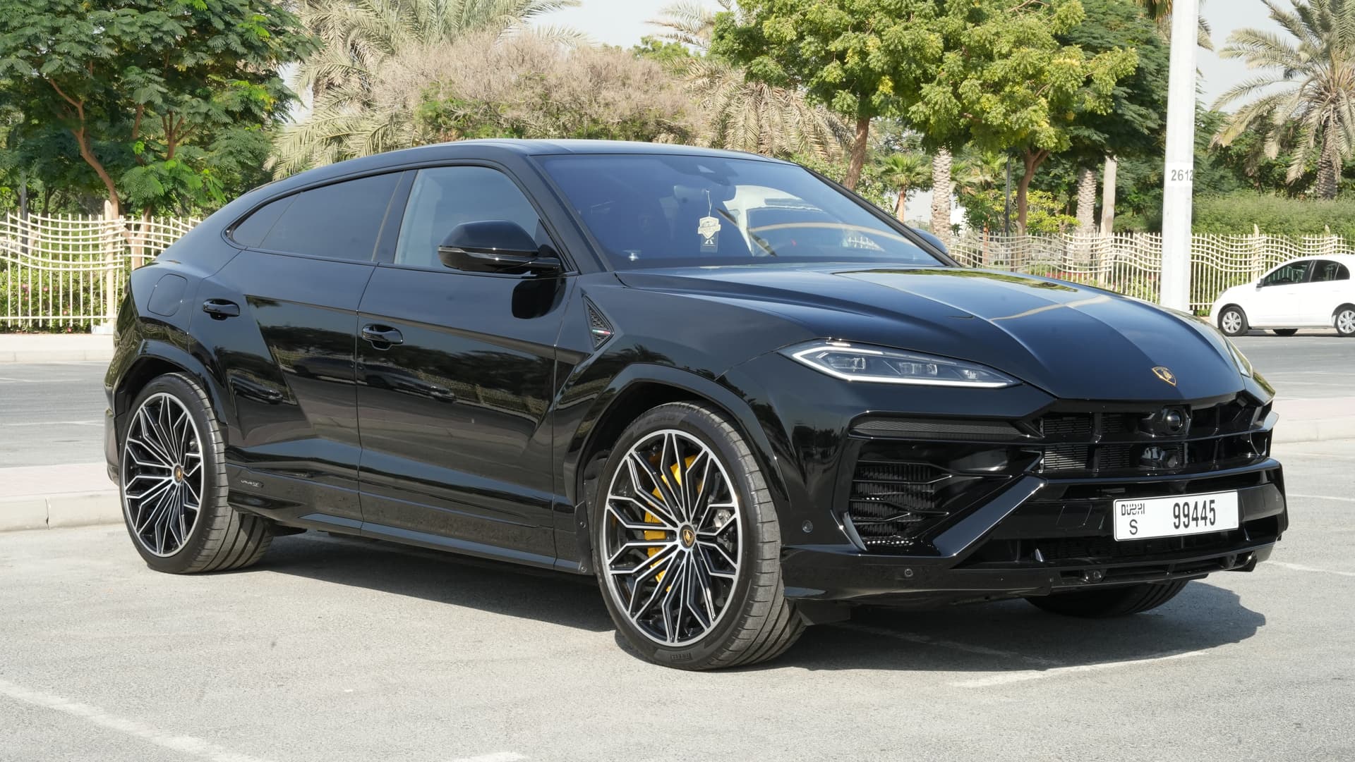 تأجير Lamborghini Urus SE 2025 في دبي - المنظر الأمامي