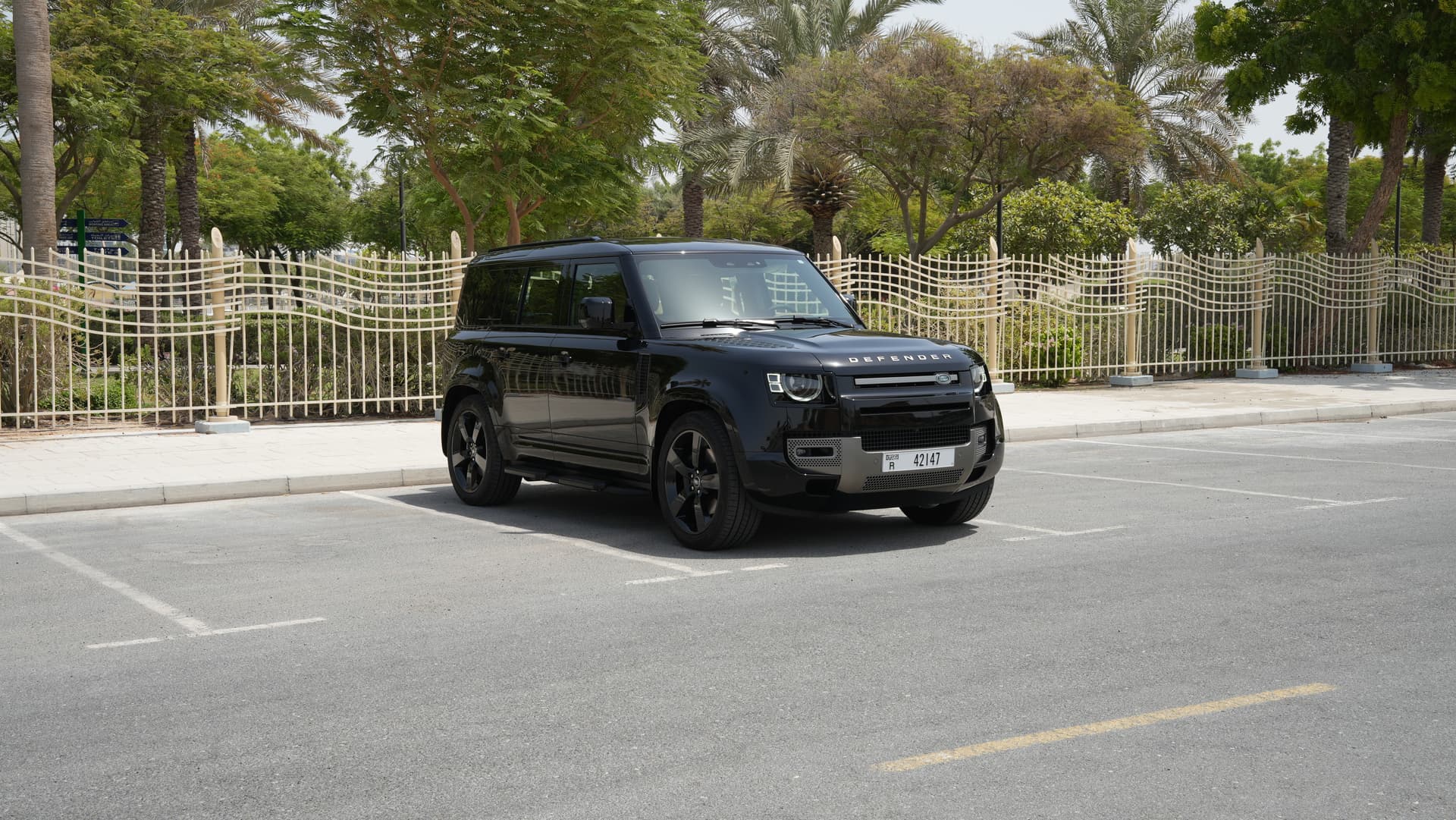 تأجير Land Rover Defender 2025 في دبي - المنظر الأمامي