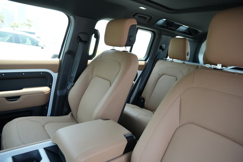 Land Rover Defender 2025 mieten in Dubai - Ansicht 10