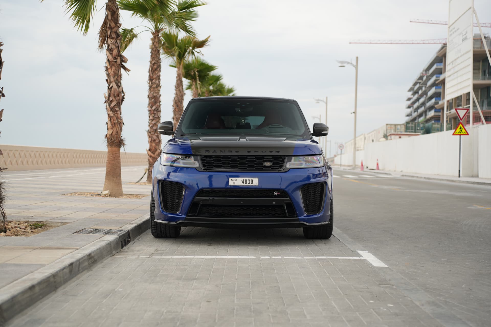 تأجير Land Rover Range Rover Sport SVR 2022 في دبي - المنظر الأمامي