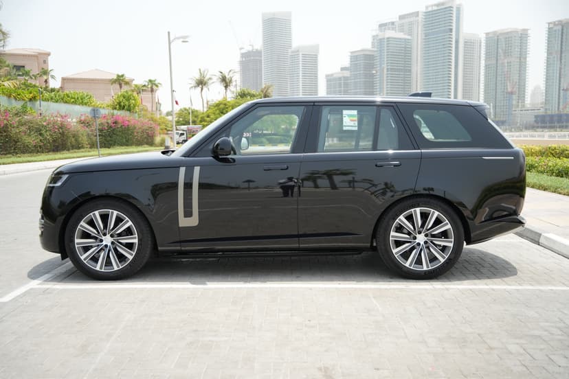 Land Rover Range Rover Vogue 2025 mieten in Dubai - Ansicht 4