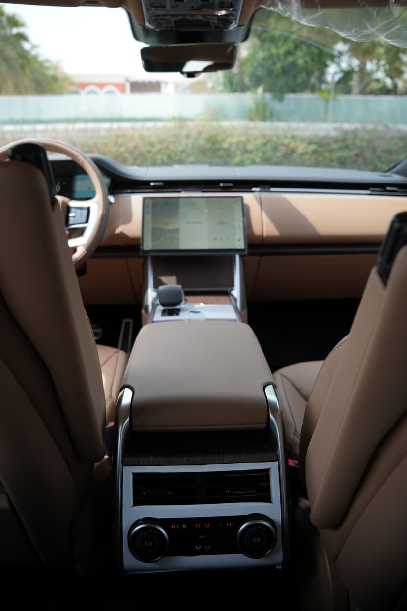 Land Rover Range Rover Vogue 2025 Rental Dubai - View 10