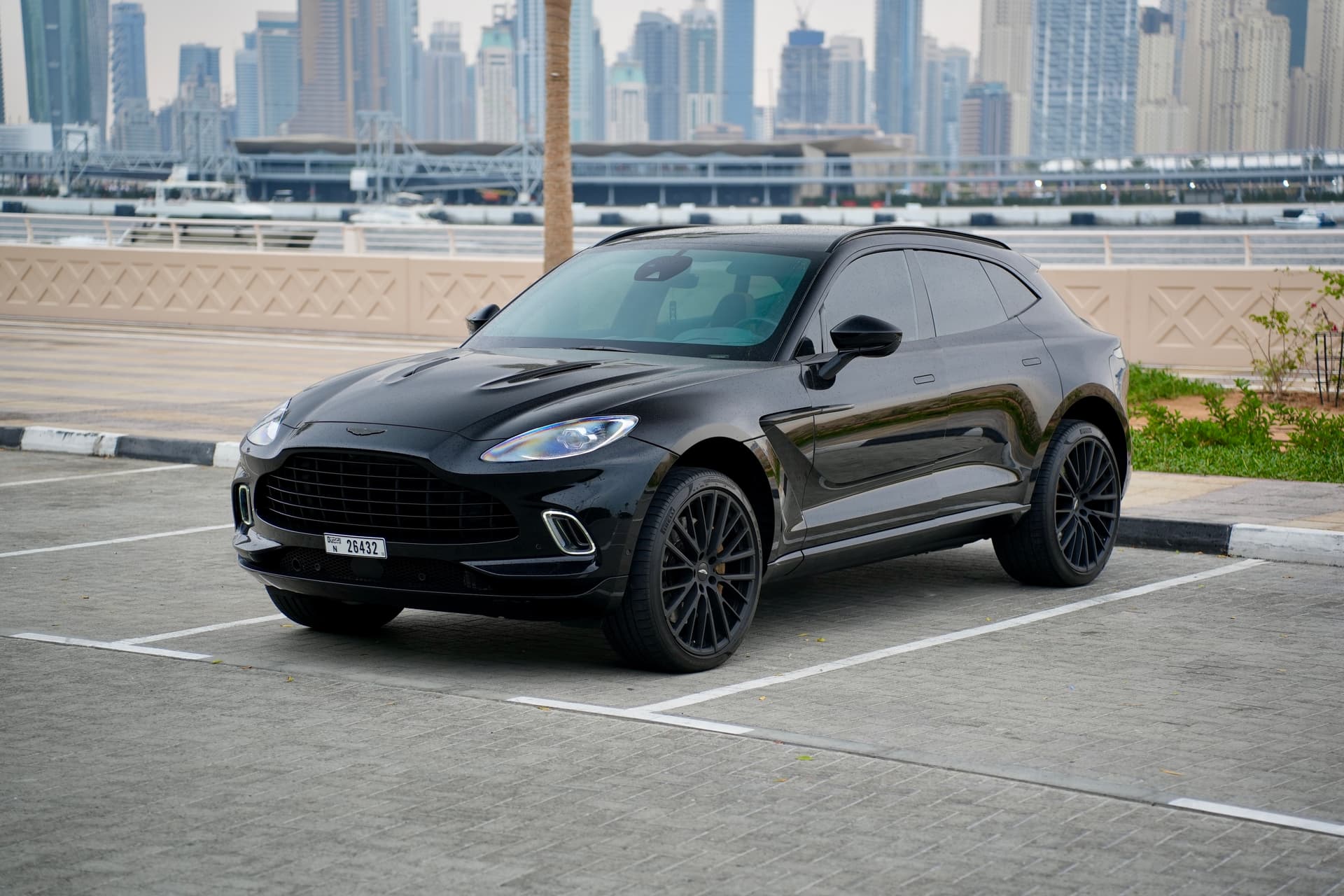 Alquiler Aston Martin DBX 2022 Dubai - Vista frontal