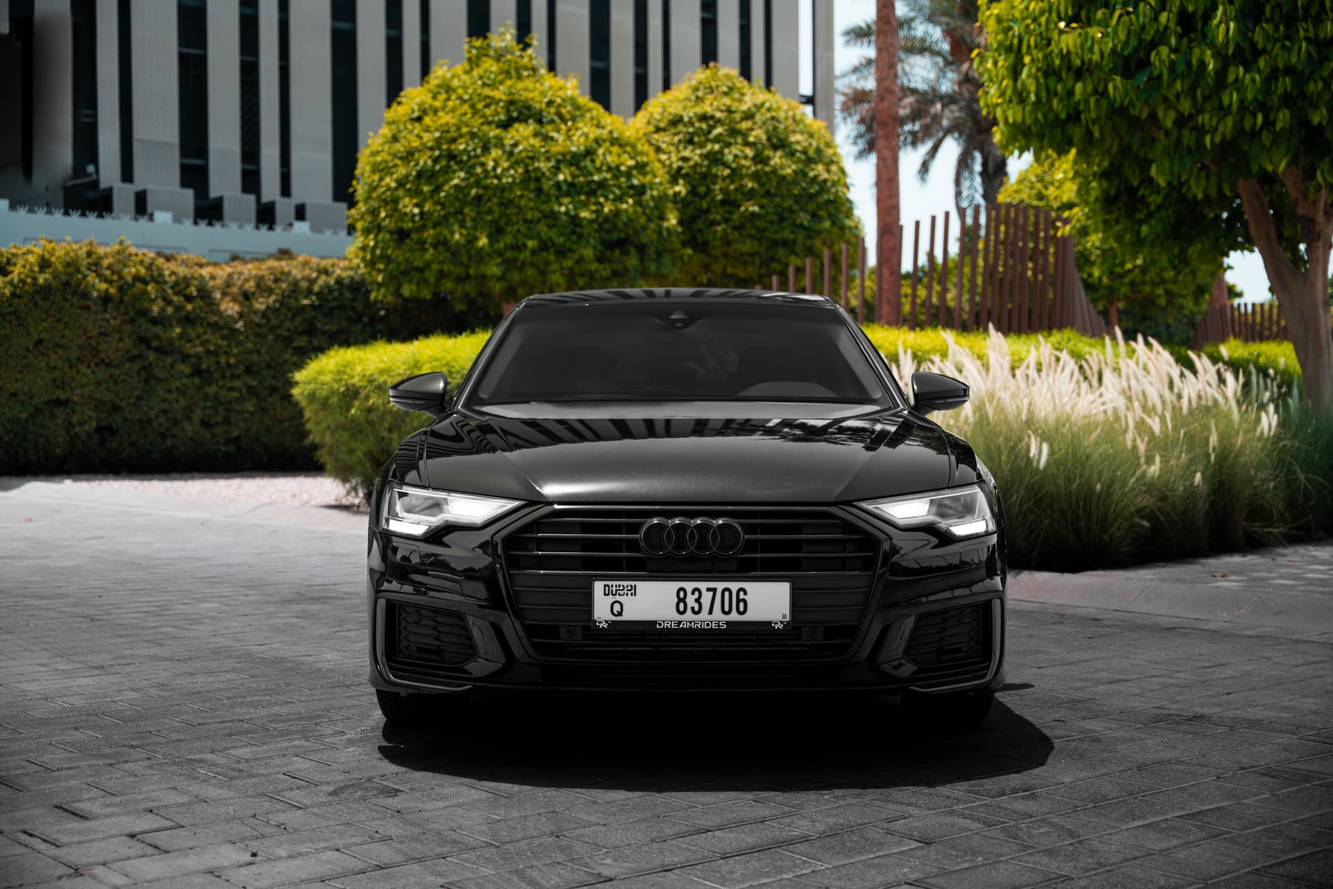 Audi A6 2022 huren Dubai - Vooraanzicht
